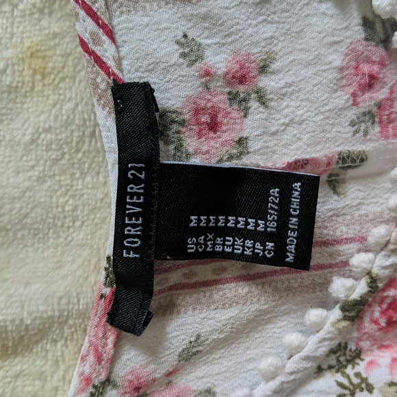 Forever 21 Floral Romper in Medium - Picture 3 of 3